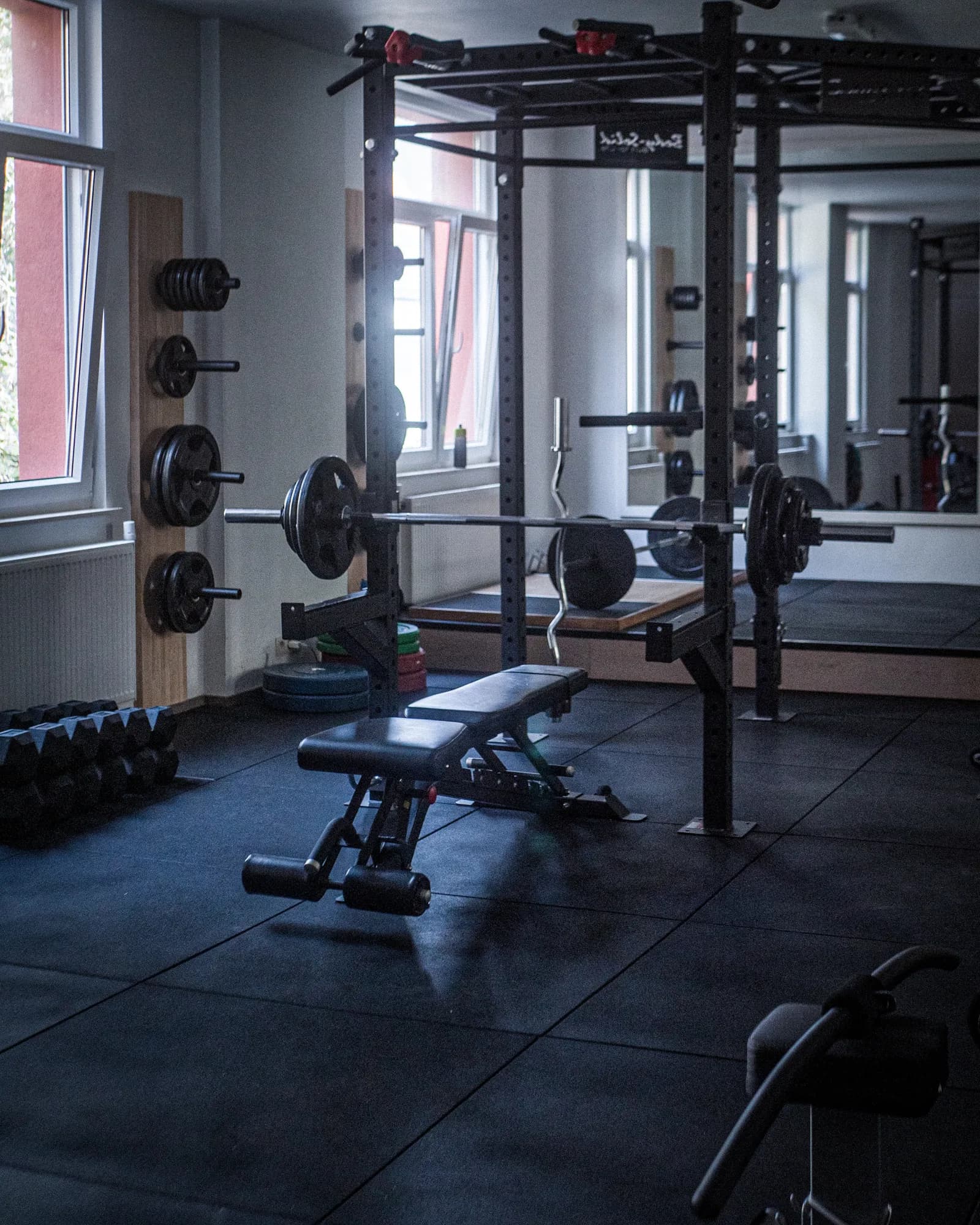 Bench press-station met vrije gewichten