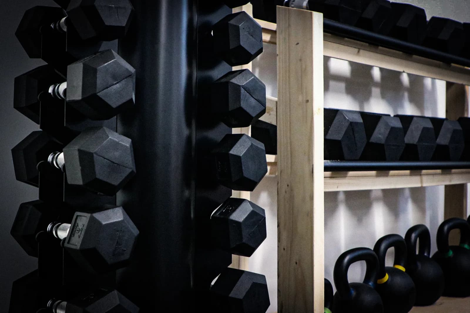 De dumbbell- en kettlebellrekken