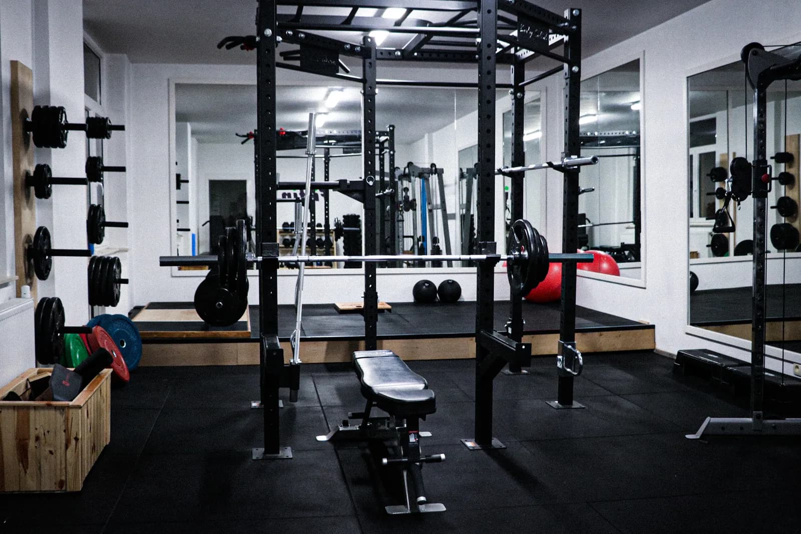 Het squat-rek en de bench in de trainingszaal